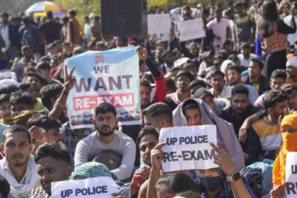 UP Police Constable Exam री-एग्जाम पर अड़े अभ्यर्थी, लखनऊ से झांसी तक प्रदर्शन किया जारी जानिए सभी जानकारी!