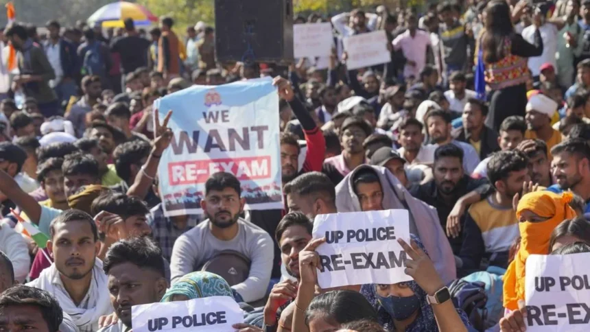 UP Police Constable Exam री-एग्जाम पर अड़े अभ्यर्थी, लखनऊ से झांसी तक प्रदर्शन किया जारी जानिए सभी जानकारी!