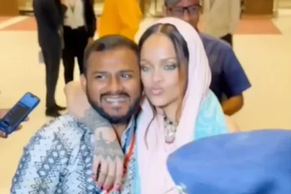 Rihanna Reached The Airport And Took Photos With The Paps पुलिस को लगाया गले, लोग बोले, 'घमंड छू कर भी नहीं गया!