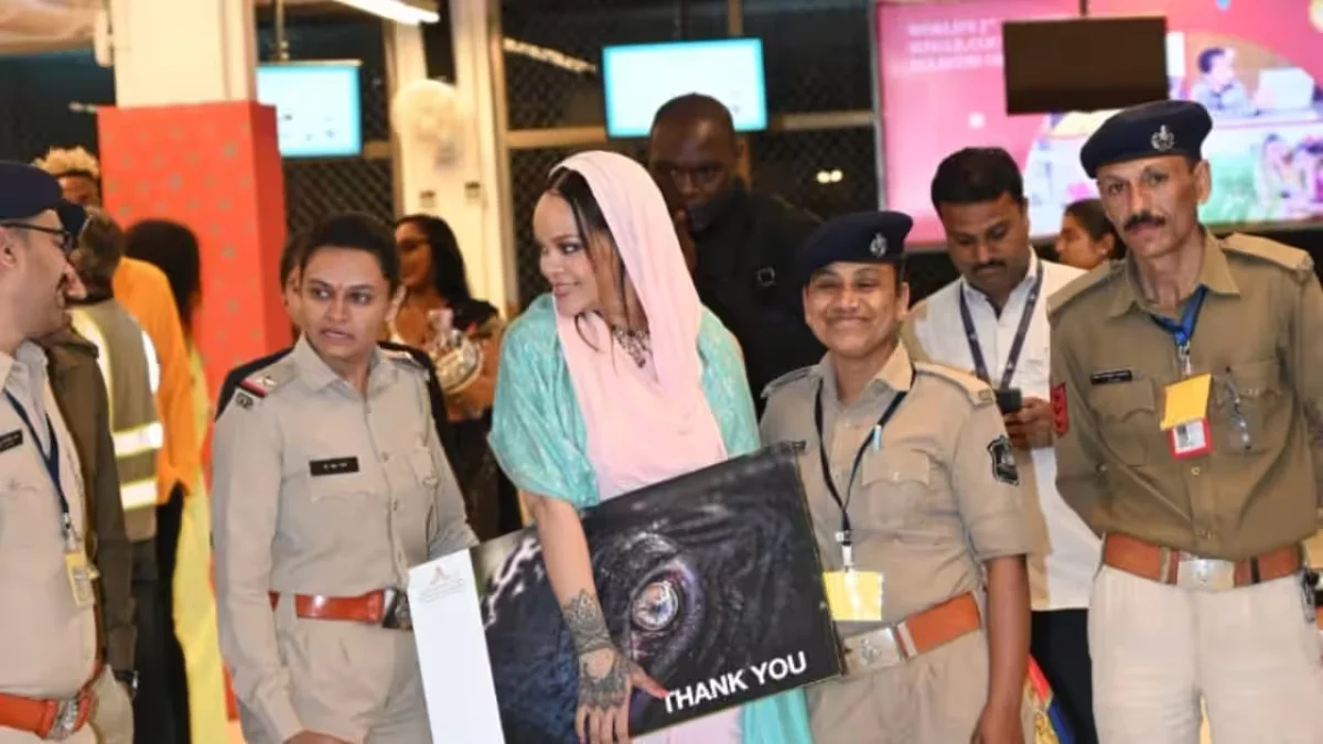 Rihanna Reached The Airport And Took Photos With The Paps पुलिस को लगाया गले, लोग बोले, 'घमंड छू कर भी नहीं गया!