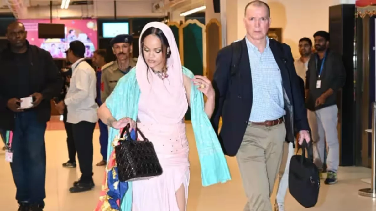 Rihanna Reached The Airport And Took Photos With The Paps पुलिस को लगाया गले, लोग बोले, 'घमंड छू कर भी नहीं गया!