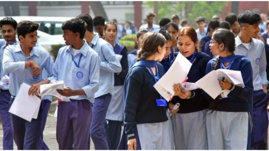 UPMSP यूपी बोर्ड का ‘पेपर लीक’ से इनकार, परीक्षा शुरू होने के एक घंटे बाद शेयर होने पर ‘पेपर लीक’ कैसे?